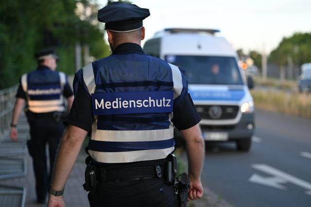 04 July 2026, Thuringia, Erfurt: Police officers are seen wearing vests labeled "Media Protection", during a demonstration against the national party convention of the Alternative for Germany (AfD) party. The AfD's national party convention is taking place on July 4 and 5 at the Erfurt Convention Center. Photo: Martin Schutt/dpa