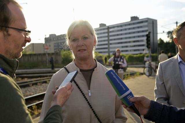04 July 2026, Thuringia, Erfurt: Heike Langguth, mayor and deputy mayor for public safety, citizen services, and health for the city of Erfurt, gives a press statement, during a demonstration against the national party convention of the Alternative for Germany (AfD) party. The AfD's national party convention is taking place on July 4 and 5 at the Erfurt Convention Center. Photo: Jacob Schröter/dpa