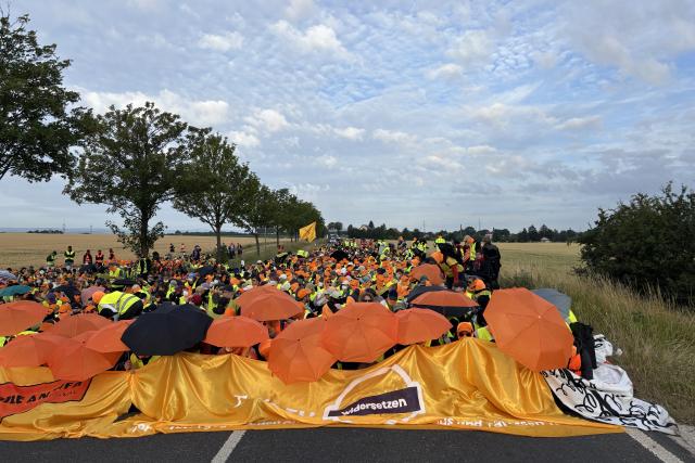 04 July 2026, Thuringia, Erfurt: Protesters block the B7 highway, during a demonstration against the national party convention of the Alternative for Germany (AfD) party. The AfD's national party convention is taking place on July 4 and 5 at the Erfurt Convention Center. Photo: Sebastian Münster/dpa