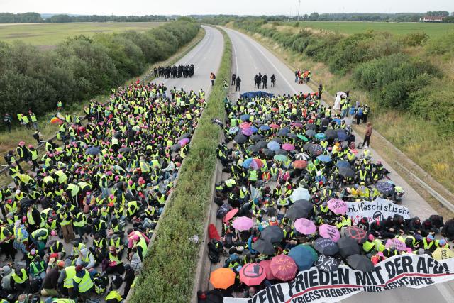 04 July 2026, Thuringia, Erfurt: Protesters block the A71 highway near Gispersleben, during a demonstration against the national party convention of the Alternative for Germany (AfD) party. The AfD's national party convention is taking place on July 4 and 5 at the Erfurt Convention Center. Photo: Michael Reichel/dpa
