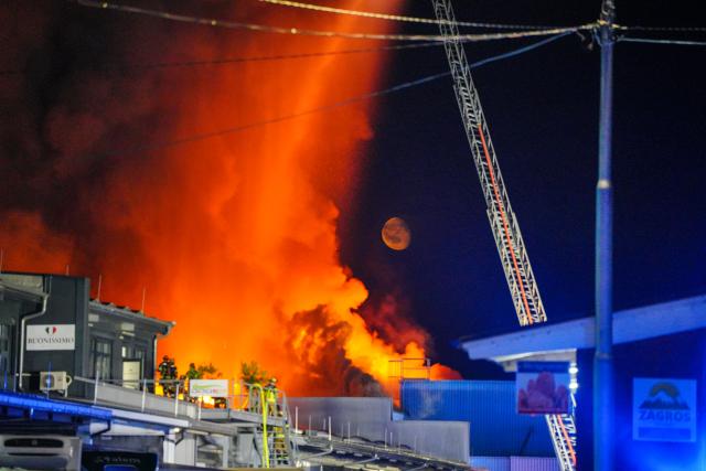03 July 2026, Baden-Württemberg, Stuttgart: Firefighters battle a fire in an industrial park in Stuttgart. According to the fire department, a warehouse complex at the local wholesale market is on fire. Photo: Enrique Kaczor/dpa