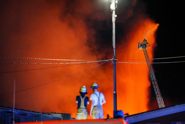 03 July 2026, Baden-Württemberg, Stuttgart: Firefighters battle a fire in an industrial park in Stuttgart. According to the fire department, a warehouse complex at the local wholesale market is on fire. Photo: Enrique Kaczor/dpa