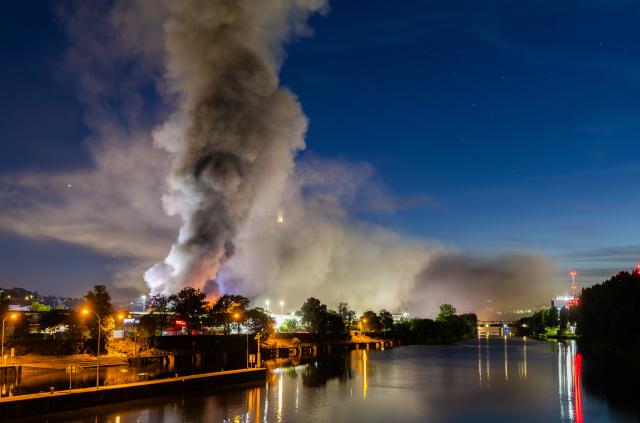 03 July 2026, Baden-Württemberg, Stuttgart: Firefighters battle a fire in an industrial park in Stuttgart. According to the fire department, a warehouse complex at the local wholesale market is on fire. Photo: Christoph Schmidt/dpa