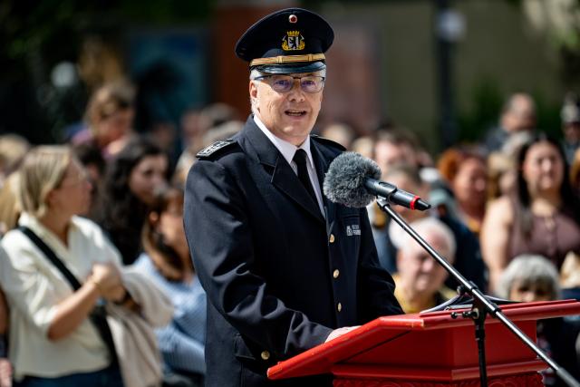 04 July 2026, Berlin: Karsten Homrighausen, State Fire Chief of the Berlin Fire Department, speaks to firefighter recruits at the Berlin Fire Department's 2026 Central Welcome Event in front of the House of Representatives. Photo: Fabian Sommer/dpa
