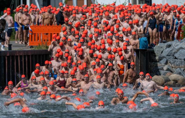 04 July 2026, Mecklenburg-Western Pomerania, Stralsund: Participants line up at the start of the International Sound Swim at the harbor of Parow near Stralsund. Due to weather conditions, the organizers moved the start of the 61st Sound Swim from Altefaehr to Parow. Photo: Stefan Sauer/dpa