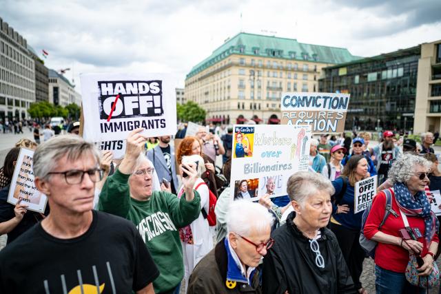 04 July 2026, Berlin: People take part in a rally organized by Democrats Abroad under the slogan "Defend Democracy - Fight Fascism" to mark the US Independence Day and the 250th anniversary of the founding of the United States. Photo: Fabian Sommer/dpa