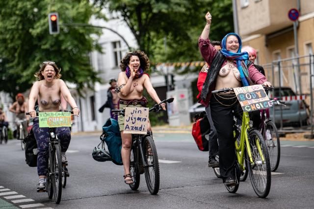 04 July 2026, Berlin: People with their tops off participate in a bicycle demonstration with the slogan "We are coming out-free the nipple-gender equality" for Equality and Self-Determination. Photo: Fabian Sommer/dpa
