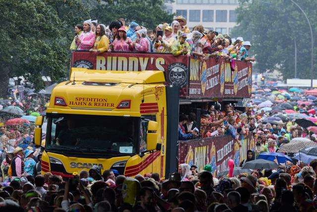 04 July 2026, Hamburg: A truck drives among the participants on Helgolaender Allee during the 2026 Schlagermove parade. Photo: Georg Wendt/dpa