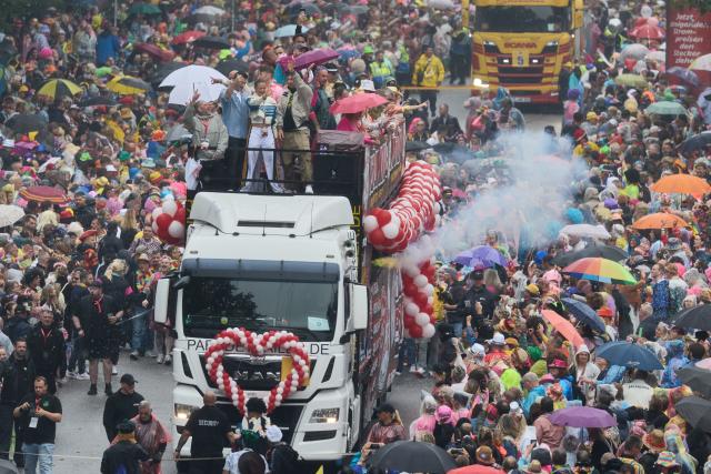 04 July 2026, Hamburg: Trucks drive among the participants on Helgolaender Allee during the 2026 Schlagermove parade. Photo: Georg Wendt/dpa