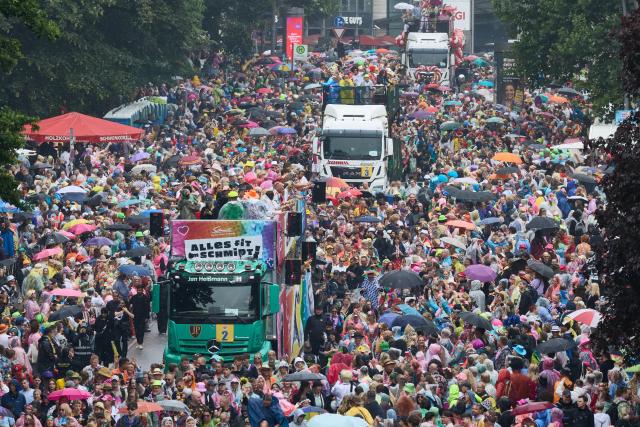 04 July 2026, Hamburg: Trucks drive among the participants on Helgolaender Allee during the 2026 Schlagermove parade. Photo: Georg Wendt/dpa
