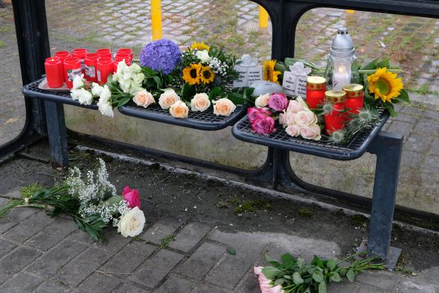 04 July 2026, Lower Saxony, Stade: Flowers were laid at a bus stop, while many people participated in a memorial march and a benefit concert organized by Stader Hafenkante and the association "Abend fuers Leben" to commemorate the six victims of last Monday's tragic homicide at a youth welfare facility. Photo: Carsten Neff/dpa