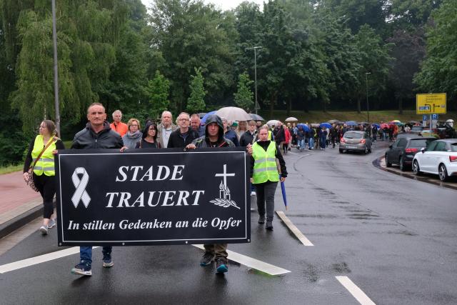 04 July 2026, Lower Saxony, Stade: People commemorate the six victims of last Monday's tragic homicide at a youth welfare facility with a memorial march organized by Stader Hafenkante and the "Abend fuers Leben" association. Photo: Carsten Neff/dpa