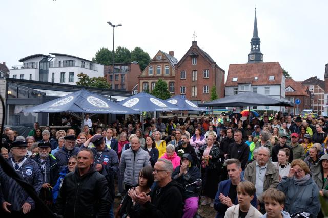 04 July 2026, Lower Saxony, Stade: People commemorate the six victims of last Monday's tragic homicide at a youth welfare facility with a memorial march organized by Stader Hafenkante and the "Abend fuers Leben" association. Photo: Carsten Neff/dpa