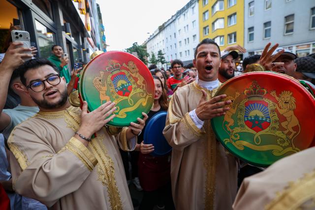 04 July 2026, North Rhine-Westphalia, Duesseldorf: Moroccan fans celebrate after their victory over Canada in the 2026 FIFA World Cup Round of 16 soccer match. Photo: Christoph Reichwein/dpa