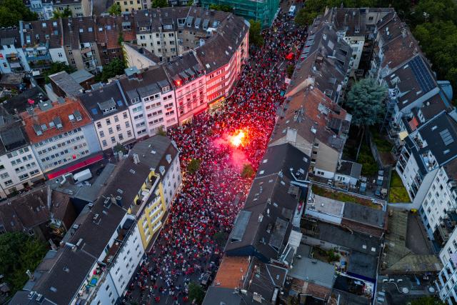 04 July 2026, North Rhine-Westphalia, Duesseldorf: Moroccan fans celebrate after their victory over Canada in the 2026 FIFA World Cup Round of 16 soccer match. Photo: Christoph Reichwein/dpa