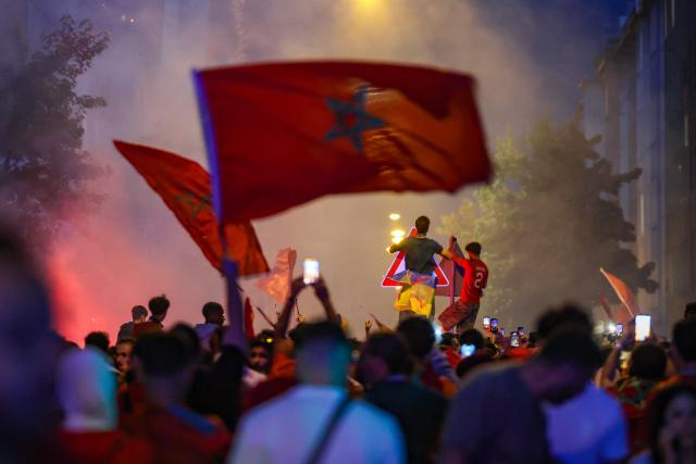 04 July 2026, North Rhine-Westphalia, Duesseldorf: Moroccan fans cheer and wave flags after their victory over Canada in the World Cup round of 16. Photo: Christoph Reichwein/dpa