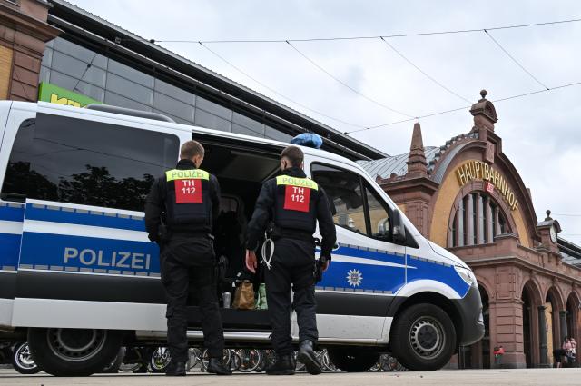 05 July 2026, Thuringia, Erfurt: Police officers stand in front of Erfurt Central Station ahead of the Alternative for Germany national party convention. The convention takes place on 4 and 5 July at the Erfurt Exhibition Centre. Photo: Martin Schutt/dpa