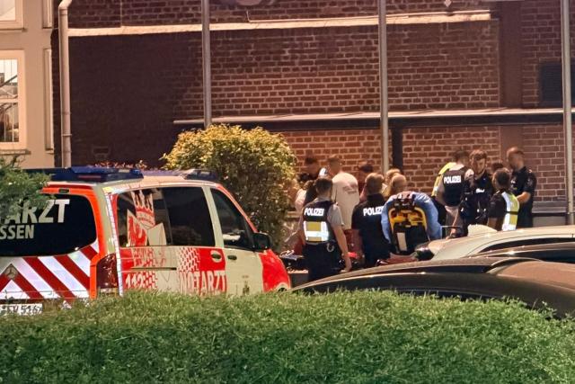 05 July 2026, North Rhine-Westphalia, Essen: An ambulance and emergency responders are at the scene near the site of a suspected crime in Essen. A man dies during an altercation early on Sunday morning. Photo: Fotoreport-DB/dpa