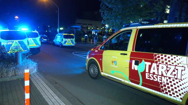 05 July 2026, North Rhine-Westphalia, Essen: An ambulance and police vehicles are at the scene of the incident in Essen. A man dies during an altercation early on Sunday morning. Photo: Fotoreport-DB/dpa