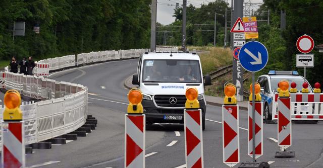 05 July 2026, Thuringia, Erfurt: Police officers secure access to the Erfurt Exhibition Centre on Gothaer Strasse ahead of the Alternative for Germany national party convention. The convention takes place on 4 and 5 July at the Erfurt Exhibition Centre. Photo: Martin Schutt/dpa