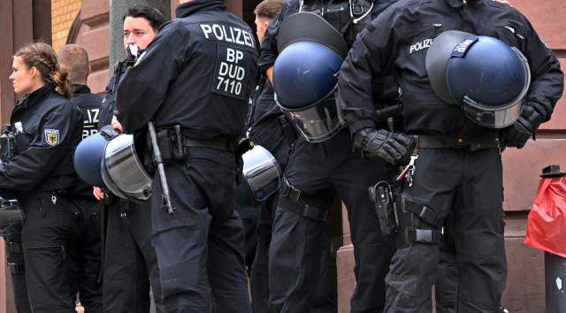 05 July 2026, Thuringia, Erfurt: German police officers stand in front of Erfurt Central Station ahead of the Alternative for Germany national party convention. The convention takes place on 4 and 5 July at the Erfurt Exhibition Centre. Photo: Martin Schutt/dpa