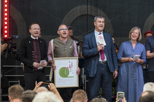 05 July 2026, Bavaria, Treuchtlingen: (L-R) Peter Daniel Forster, President of the Middle Franconia District Council, Georg Carl, winner of the competition to write a new verse for the "Frankenlied", Markus Soeder, Minister-President of Bavaria, and Kristina Becker, Mayor of Treuchtlingen, sing the new verse of the "Frankenlied" during the opening ceremony of Franconian Day. The event is held annually on the first weekend of July and rotates among the three Franconian districts. Photo: Daniel Vogl/dpa