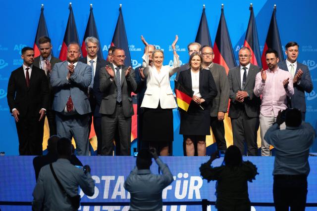 05 July 2026, Thuringia, Erfurt: The newly elected Alternative for Germany (AfD) Federal Executive Committee takes the stage during the conclusion of the AfD Federal Party Convention at the Erfurt Exhibition Center. Photo: Sebastian Kahnert/dpa