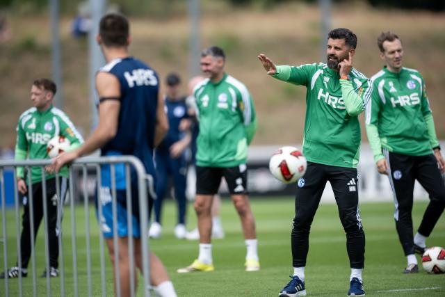 05 July 2026, North Rhine-Westphalia, Gelsenkirchen: FC Schalke coach Miron Muslic (2nd R) gestures during the team's kick off training session after their promotion to the German Bundesliga. Photo: Fabian Strauch/dpa - IMPORTANT NOTICE: In accordance with the regulations of the DFL (German Soccer League) and the DFB (German Soccer Association), it is prohibited to use or allow the use of photographs taken in the stadium and/or during the game in the form of sequential images and/or video-like photo sequences.