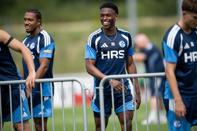 05 July 2026, North Rhine-Westphalia, Gelsenkirchen: FC Schalke's new player Junior Adamu (C), and Schalke's Anton Donkor react during the team's kick off training session after their promotion to the German Bundesliga. Photo: Fabian Strauch/dpa - IMPORTANT NOTICE: In accordance with the regulations of the DFL (German Soccer League) and the DFB (German Soccer Association), it is prohibited to use or allow the use of photographs taken in the stadium and/or during the game in the form of sequential images and/or video-like photo sequences.