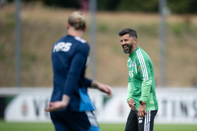 05 July 2026, North Rhine-Westphalia, Gelsenkirchen: Schalke coach Miron Muslic reacts during the team's kick off training session after their promotion to the German Bundesliga. Photo: Fabian Strauch/dpa - IMPORTANT NOTICE: In accordance with the regulations of the DFL (German Soccer League) and the DFB (German Soccer Association), it is prohibited to use or allow the use of photographs taken in the stadium and/or during the game in the form of sequential images and/or video-like photo sequences.
