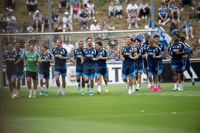 05 July 2026, North Rhine-Westphalia, Gelsenkirchen: Schalke's players in action during the team's kick off training session after their promotion to the German Bundesliga. Photo: Fabian Strauch/dpa - IMPORTANT NOTICE: In accordance with the regulations of the DFL (German Soccer League) and the DFB (German Soccer Association), it is prohibited to use or allow the use of photographs taken in the stadium and/or during the game in the form of sequential images and/or video-like photo sequences.