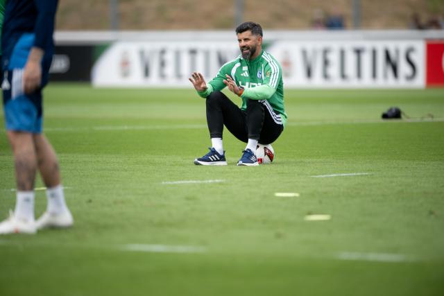05 July 2026, North Rhine-Westphalia, Gelsenkirchen: Schalke coach Miron Muslic sits on a ball during the team's kick off training session after their promotion to the German Bundesliga. Photo: Fabian Strauch/dpa - IMPORTANT NOTICE: In accordance with the regulations of the DFL (German Soccer League) and the DFB (German Soccer Association), it is prohibited to use or allow the use of photographs taken in the stadium and/or during the game in the form of sequential images and/or video-like photo sequences.