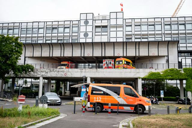 06 July 2026, Berlin: An ambulance is parked at the Vivantes Hospital in Neukoelln. A patient was killed at the hospital last night. Photo: Fabian Sommer/dpa