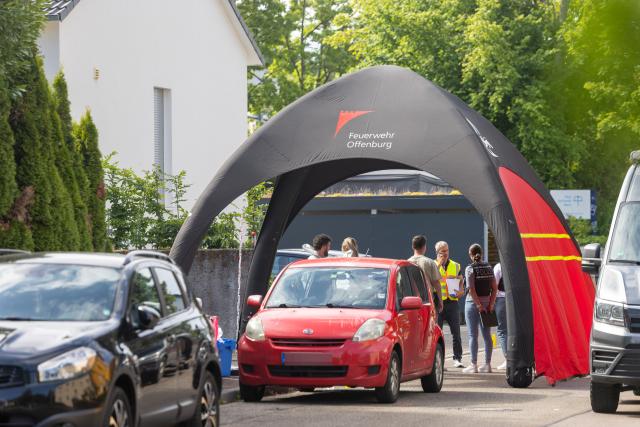 06 July 2026, Baden-Wuerttemberg, Offenburg: Officers from the Criminal Investigation Division and the Forensic Science Unit are at a crime scene. Following a shooting, police found a dead man and an injured woman, who later died at the hospital. Photo: Philipp von Ditfurth/dpa
