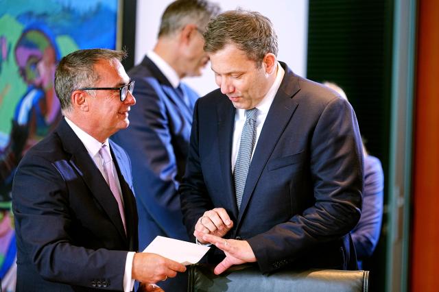 06 July 2026, Berlin: German Minister of Finance Lars Klingbeil (R) speaks with President of the Bundesbank Joachim Nagel ahead of the Federal Cabinet meeting to discuss the planned resolutions regarding the government's draft federal budget for 2027. Photo: Michael Kappeler/dpa