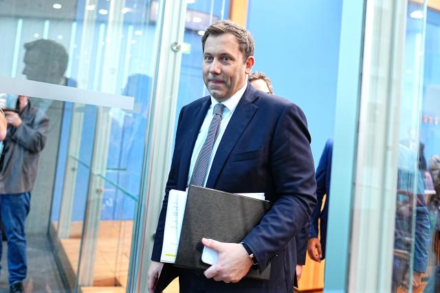 06 July 2026, Berlin: Lars Klingbeil, Germany's Minister of Finance, leaves the press conference after presenting the draft German budget for 2027 at the Federal Press Conference Centre. Photo: Michael Kappeler/dpa