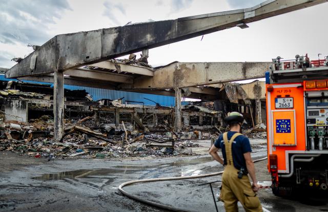 06 July 2026, Baden-Wuerttemberg, Stuttgart: Firefighters carry out final operations at a warehouse destroyed by fire at the Stuttgart Wholesale Market. Photo: Christoph Schmidt/dpa