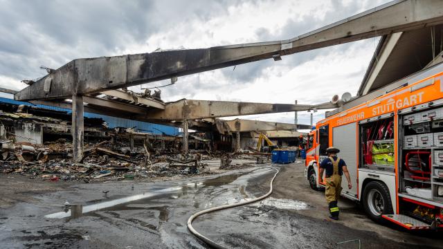 06 July 2026, Baden-Wuerttemberg, Stuttgart: Firefighters carry out final operations at a warehouse destroyed by fire at the Stuttgart Wholesale Market. Photo: Christoph Schmidt/dpa