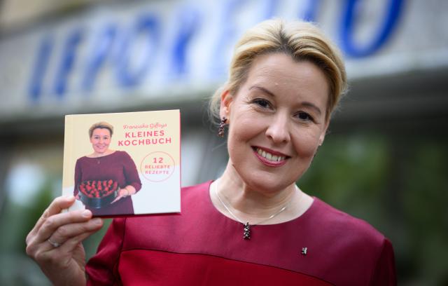 06 July 2026, Berlin: Franziska Giffey, Berlin's Senator for Economics, Energy and Public Enterprises, presents her cookbook at the Leporello bookshop. The book, which contains 12 recipes, has been published in a limited edition and is being given away rather than sold. Photo: Bernd von Jutrczenka/dpa
