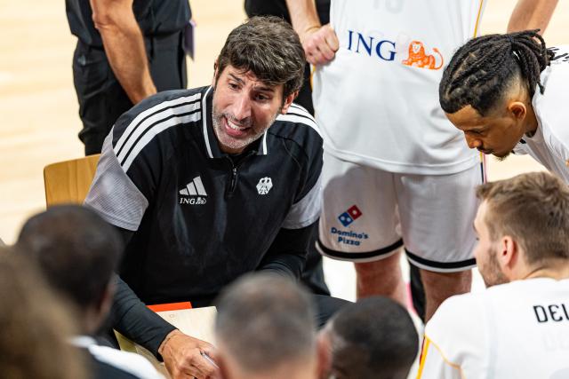 06 July 2026, Bavaria, Bamberg: Germany coach Alex Mumbru gives instructions to his team during the Basketball World Cup Qualifiers Group E Basketball match between Germany and Cyprus. Photo: Daniel Löb/dpa