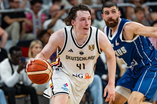 06 July 2026, Bavaria, Bamberg: Germany's Simonas Lukosius (L) and Cyprus' Nikos Stylianou battle for the ball during the Basketball World Cup Qualifiers Group E Basketball match between Germany and Cyprus. Photo: Daniel Löb/dpa
