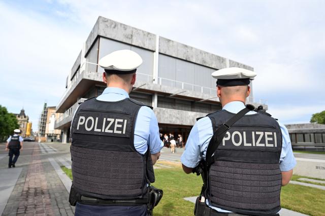 07 July 2026, Baden-Wuerttemberg, Karlsruhe: Federal police officers stand guard before the Federal Constitutional Court oral hearing on the Bavarian Police Duties Act. Photo: Uli Deck/dpa