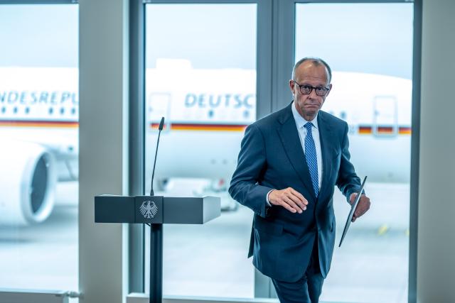 07 July 2026, Brandenburg, Schoenefeld: German Chancellor Friedrich Merz leaves after making a statement before departing from Berlin-Brandenburg Airport for the NATO summit in Ankara. Photo: Michael Kappeler/dpa