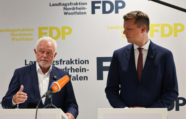07 July 2026, North Rhine-Westphalia, Duesseldorf: Leader of the Free Democratic Party (FDP) party and its state parliamentary caucus in North Rhine-Westphalia Henning Hoene (R) and Federal chairman pf the FDP party Wolfgang Kubicki speak during a press conference after a meeting in Duesseldorf. Photo: Oliver Berg/dpa