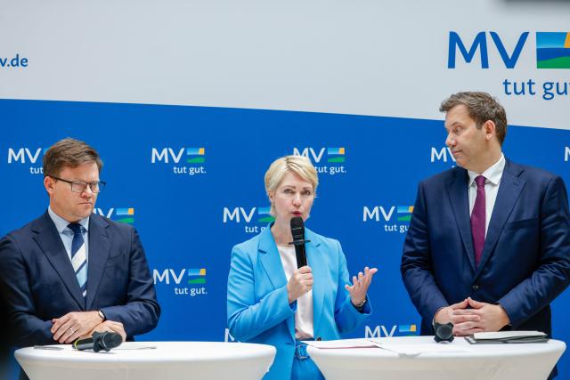 07 July 2026, Berlin: Minister President of Mecklenburg-Western Pomerania Manuela Schwesig (C), German Minister of Finance Lars Klingbeil (R) and Minister for the Environment, Climate Action, Nature Conservation, and Nuclear Safety Carsten Schneider speak during a press conference following the off-site meeting of the Mecklenburg-Western Pomerania state government at the Mecklenburg-Western Pomerania State Representation Office. Photo: Carsten Koall/dpa