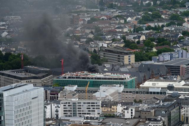 07 July 2026, Hesse, Frankfurt am Main: Smoke rises from the roof of a construction site near the Konstablerwache in the city center. Photo: Lea Winkler/dpa
