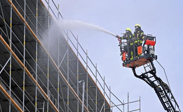 07 July 2026, Hesse, Frankfurt am Main: Firefighters in an aerial ladder basket battle a fire in the city centre. Photo: Jennifer Brückner/dpa