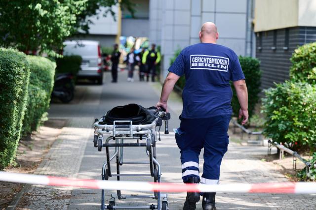 08 July 2026, Berlin: A "Berlin Institute of Forensic Medicine" personnel walks with a stretcher, after a dead baby was discovered in Lichterfelde. Photo: Annette Riedl/dpa