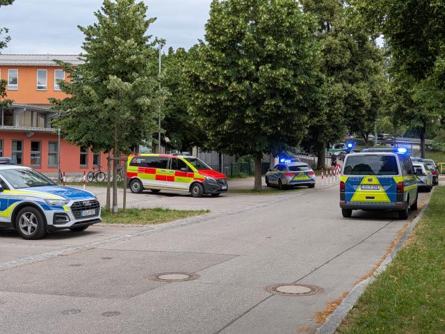08 July 2026, Bavaria, Schongau: police and emergency medical service vehicles are parked in front of the Welfen High School, following an incident that left several people injured and resulted in one arrest. Photo: Christoph Peters/Münchner Merkur/tz/dpa