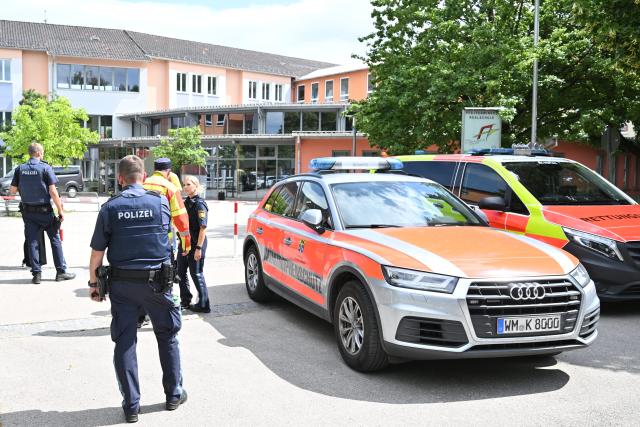 08 July 2026, Bavaria, Schongau: Police and emergency responders are deployed at the Welfen High School, following an incident that left several people injured and resulted in one arrest. Photo: Lennart Preiss/dpa